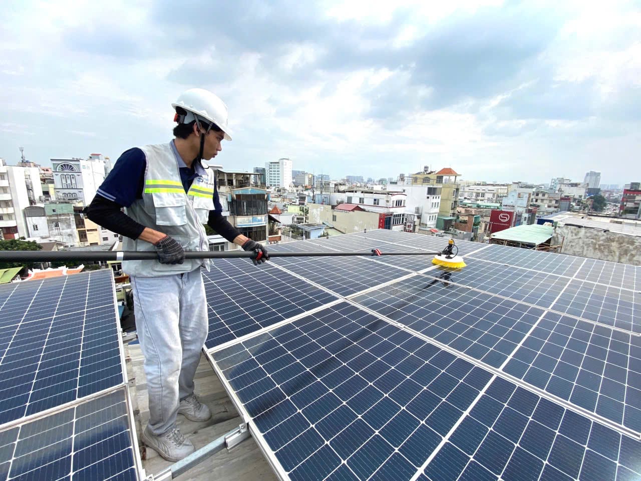Kỹ sư EGO Solar vận hành và bảo trì hệ thống điện mặt trời